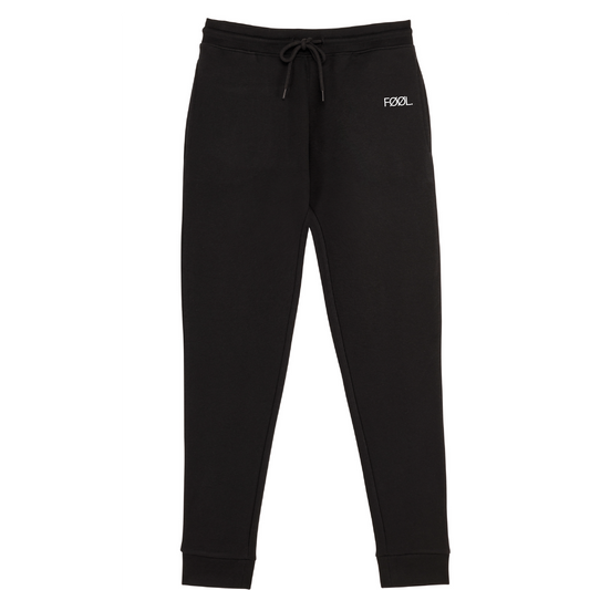 Voorkant zwarte jogger met wit 'FØØL' logo