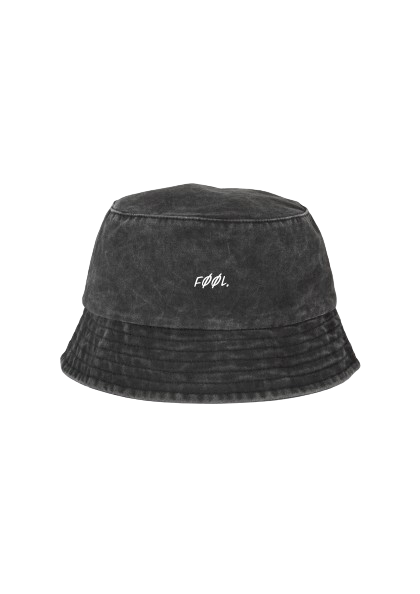 Verwassen zwarte bucket hat met in het wit geborduurd een "FØØL" logo op de voorkant.