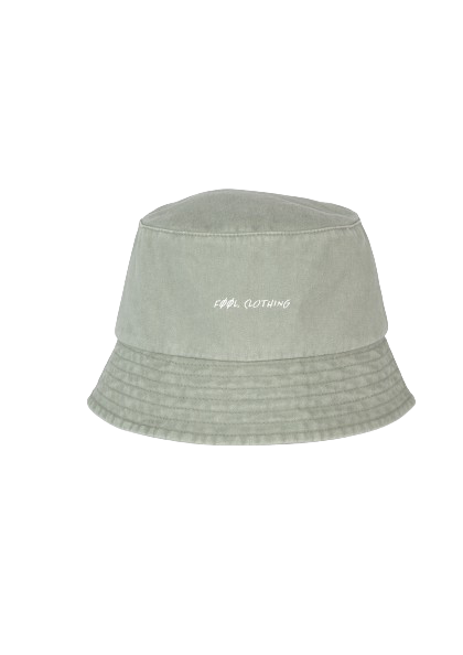 Verwassen groene bucket hat met een wit geborduurd logo op de voorkant dat zegt "FØØL CLOTHING"