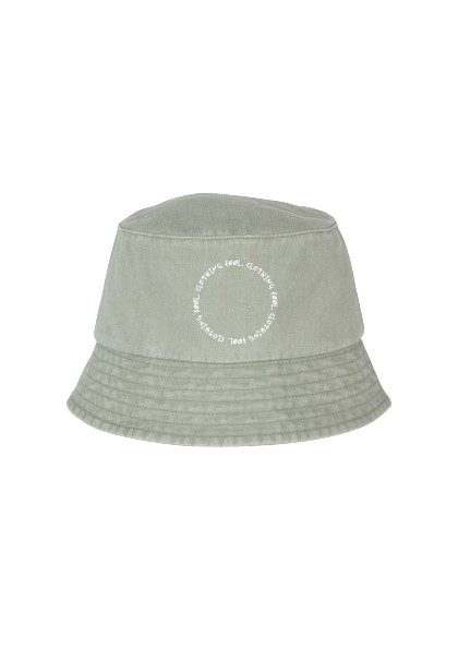 Verwassen almond groene bucket hat met in een cirkel loped logo dat "FØØL CLOTHING" beschrijft