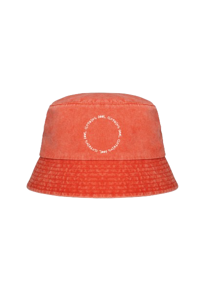 Verwassen coraal rode bucket hat met in een cirkel loped logo dat "FØØL CLOTHING" beschrijft