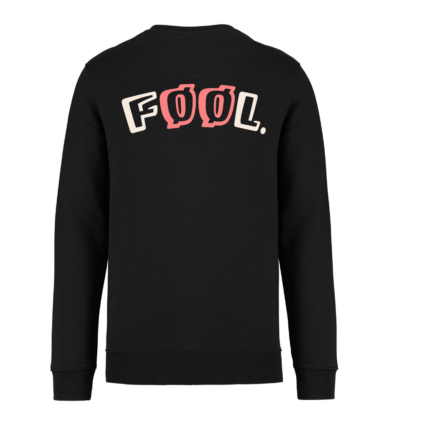 Achterkant van de zwarte sweater met het 'FØØL' logo in de kleur ivory (lettes F, L) en rood (beide letters O) op de rug.