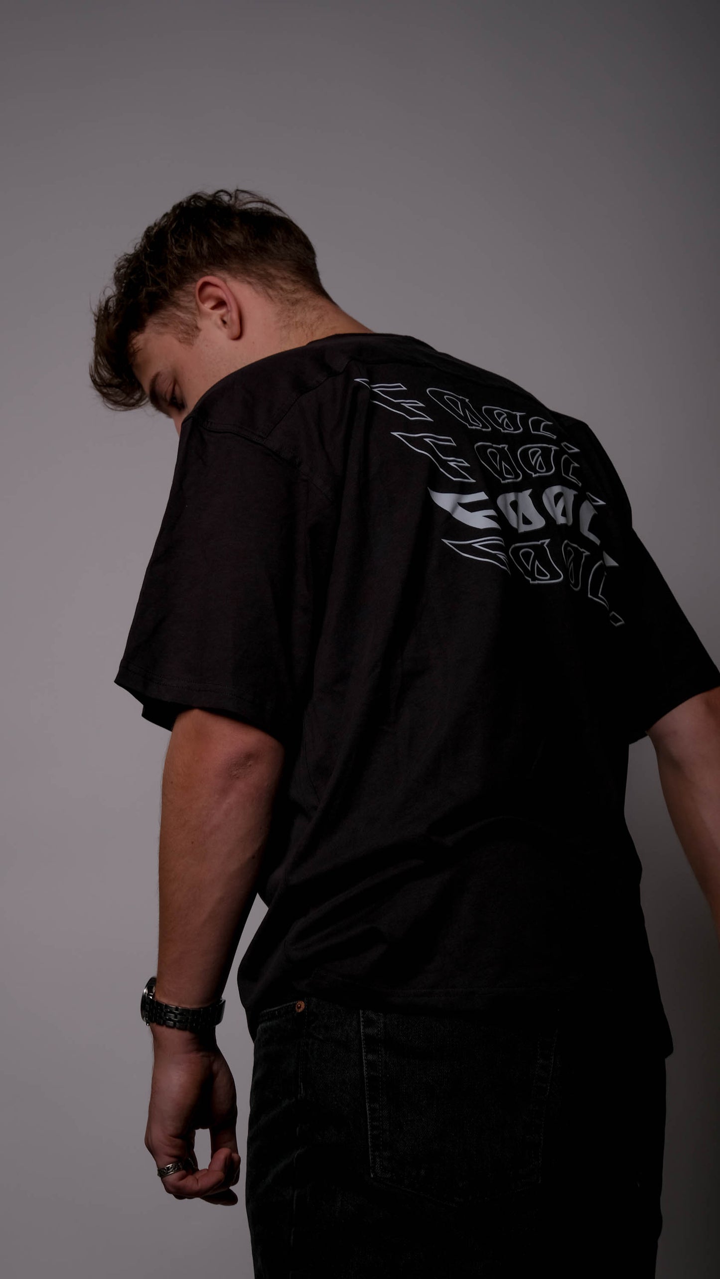 4 In a Row T-Shirt Zwart – Oversized Unisex Streetwear