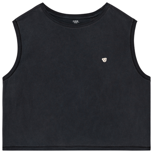 Voorkant van de verwassen zwarte cropped top met witte 'BEAR' logo op de borst.